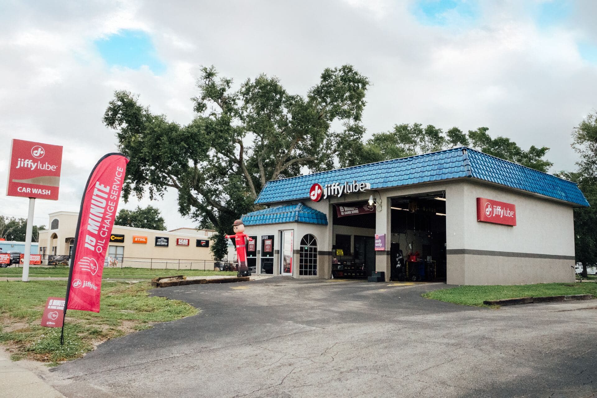 Jiffy Lube service center on 1st Street East in Bradenton, Florida